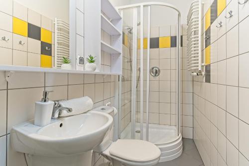 y baño con lavabo, aseo y ducha. en Ośrodek WOJKÓW Kowary koło Karpacza en Kowary
