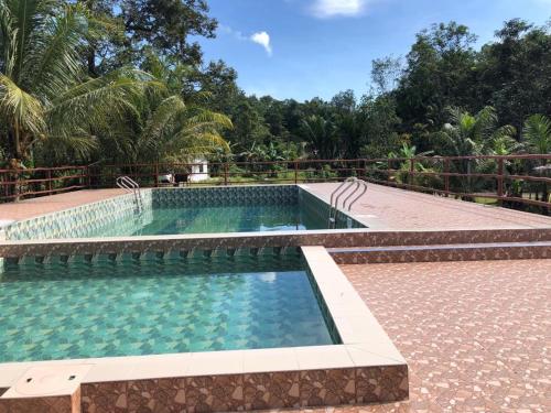 una piscina en un complejo en Badul Homestay en Musi