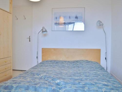 une chambre avec un lit et un tableau au mur dans l'établissement Appartement T2 avec Parking au Lavandou, Pieds dans l'Eau - FR-1-251-210, au Lavandou