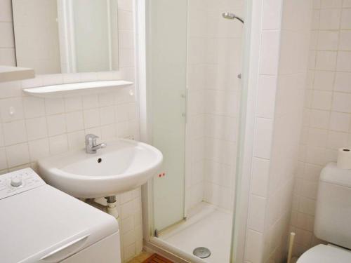 une salle de bain blanche avec un lavabo et une douche dans l'établissement Appartement T2 avec Parking au Lavandou, Pieds dans l'Eau - FR-1-251-210, au Lavandou