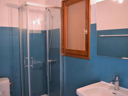 een badkamer met een douche en een wastafel bij Appartement Le Lavandou, 1 pièce, 4 personnes - FR-1-251-240 in Le Lavandou