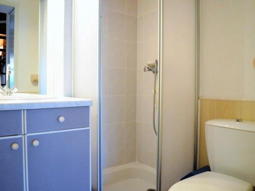 une salle de bain avec une douche avec des toilettes et un lavabo dans l'établissement Maison 2 pièces mezzanine, 6 couchages, piscine, tennis, proche plage - Bormes-les-Mimosas - FR-1-251-273, à Bormes-les-Mimosas