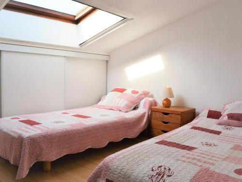 1 dormitorio con 2 camas y tragaluz en Maison Bormes-les-Mimosas, 2 pièces, 6 personnes - FR-1-251-273, en Bormes-les-Mimosas