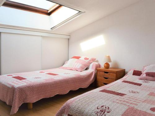 - une chambre avec 2 lits et une lucarne dans l'établissement Maison 2 pièces mezzanine, 6 couchages, piscine, tennis, proche plage - Bormes-les-Mimosas - FR-1-251-273, à Bormes-les-Mimosas