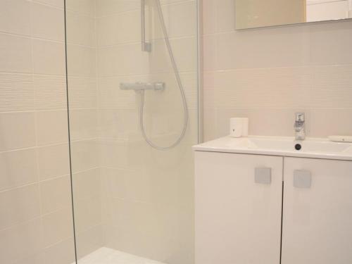 une douche avec une porte vitrée à côté d'un lavabo dans l'établissement Appartement rénové en front de mer, 3 pièces, terrasse, parking, tout équipé, idéal familles, 6 pers. - FR-1-251-281, au Lavandou