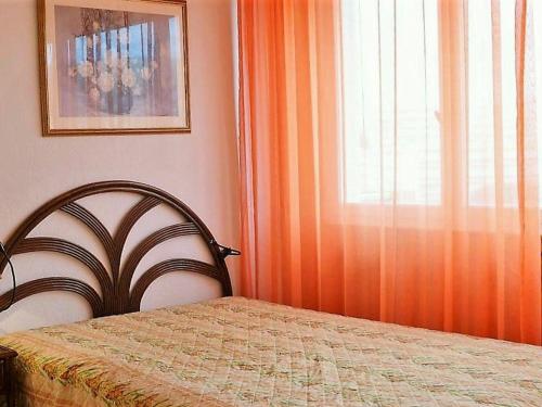 une chambre avec un lit et une fenêtre dans l'établissement Appartement vintage avec terrasse au Lavandou, accès plage et parking sécurisé - FR-1-251-290, au Lavandou