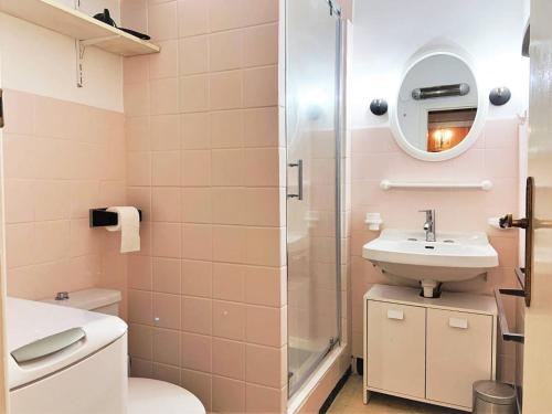 une salle de bain avec un lavabo et une douche dans l'établissement Appartement vintage avec terrasse au Lavandou, accès plage et parking sécurisé - FR-1-251-290, au Lavandou