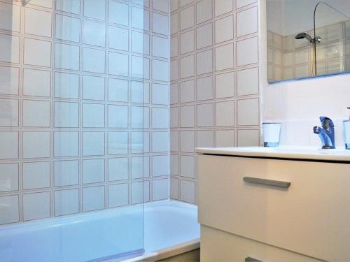 uma casa de banho com um chuveiro, uma banheira e um lavatório. em Appartement Le Lavandou, 2 pièces, 4 personnes - FR-1-251-352 em Le Lavandou
