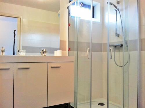 une salle de bain avec douche et lavabo dans l'établissement Appartement moderne avec terrasse, parking et proche plage au Lavandou - 2 étoiles - FR-1-251-331, au Lavandou