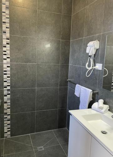 Bilik mandi di SHEPPARTON MOTOR INN Tudor House Motel