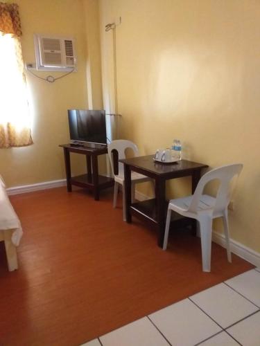 Televisyen dan/atau pusat hiburan di MACTAN AIRPORT HILLTOP HOTEL