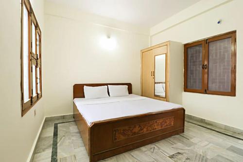 una camera con un letto di Goroomgo Bhameshwari Haridwar Near Vaishno Devi Temple a Haridwār