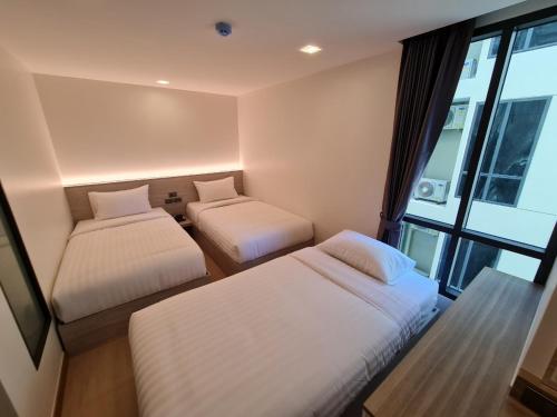 Postel nebo postele na pokoji v ubytování Thana Wisut Hotel