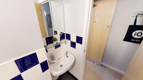 利物浦的住宿－Ensuite Bedrooms at Great Newton House in Liverpool，一间带水槽、卫生间和镜子的浴室