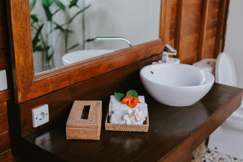 La salle de bains est pourvue d'un lavabo et d'un miroir. dans l'établissement Dini D'Nusa Lembongan, à Nusa Lembongan