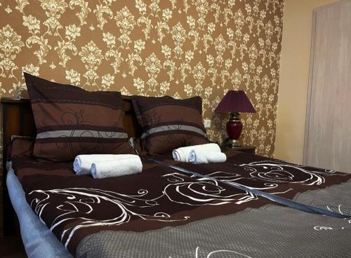 um quarto com uma cama com um cobertor preto e branco em Sunny Apartments em Tbilisi