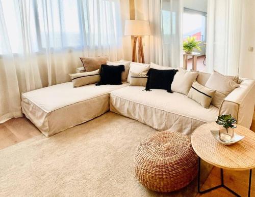 uma sala de estar com um sofá branco e uma mesa em SunBliss Appartement em Saint-Gilles-les Bains