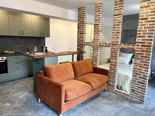 a living room with a couch in a kitchen at Appartement - Centre Ville in Joigny