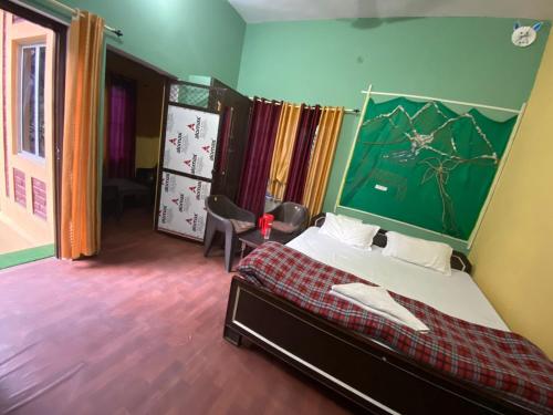 Garjia的住宿－Breeze Arise Homestay By WB Inn，一间卧室设有一张床和绿色的墙壁