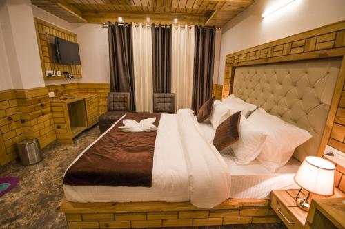 達蘭薩拉的住宿－Vella Mrina Group of Hotel Edge，一间卧室,卧室内配有一张大床