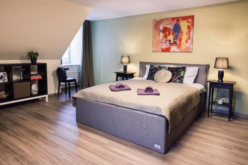 een slaapkamer met een bed met twee handdoeken erop bij Rothko apartment/8 guests/4bedrooms/Riga Old Town in Rīga