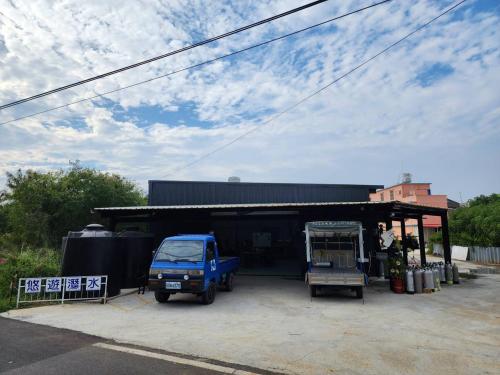 un camión azul estacionado frente a un edificio en Yo Yo Dive, en Xiaoliuqiu