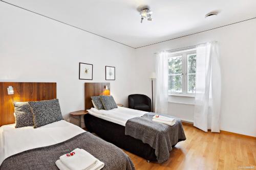 1 dormitorio con 2 camas y ventana en First Camp Ånnaboda-Örebro en Garphyttan