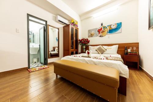 - une chambre avec un lit et un grand miroir dans l'établissement Cao Gia Hải, à Hô-Chi-Minh-Ville