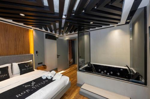 Dormitorio principal con bañera y cama en Roe Suite Hotel - TAKSIM, en Estambul