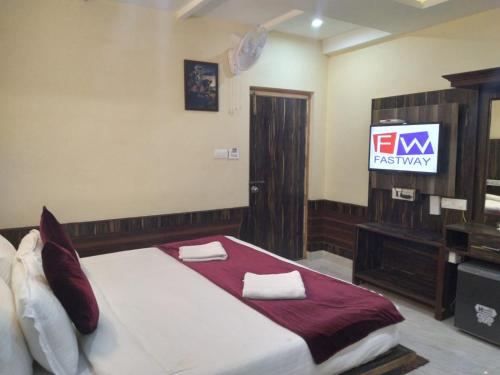 Cama ou camas em um quarto em Dharamshala Naddi Edge sunset point# Free Parking-cricket stadium 10 km-Mcleodganj 2 km- Bhagsunag 4