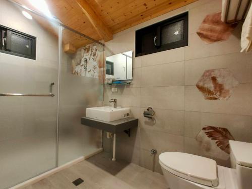 y baño con aseo, lavabo y ducha. en 山淺民宿 Yamasaki Old House, en T'ai-pin-ts'un