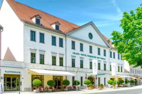 ein großes weißes Gebäude mit rotem Dach in der Unterkunft Best Western Premier Grand Hotel Russischer Hof in Weimar