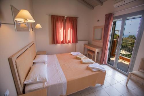 1 dormitorio con 1 cama grande y balcón en Watermill Villa en Svoronata
