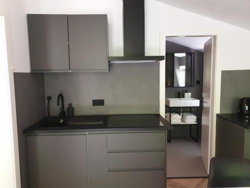 Kuchyň nebo kuchyňský kout v ubytování WALDVILLA Bad Kleinkirchheim