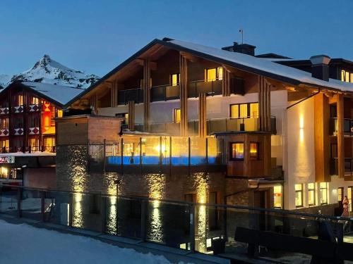 hotel w śniegu w nocy w obiekcie Hotel Gamsleiten w mieście Obertauern
