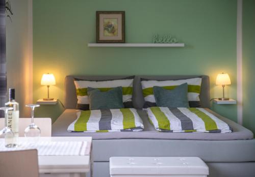 ein Schlafzimmer mit einem großen Bett mit zwei Lampen in der Unterkunft Ferienwohnung Toskana mit Schwimmbad und Sauna in Bad Bergzabern