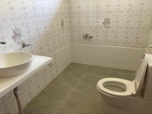 łazienka z toaletą i umywalką w obiekcie GREEN Palace w mieście Maharagama