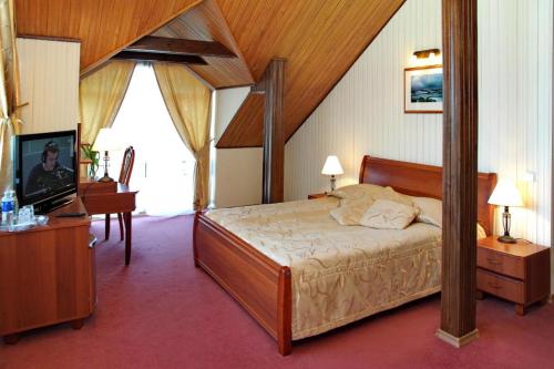um quarto com uma cama com uma estrutura em madeira em Morena em Klaipėda