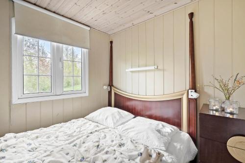 1 dormitorio con cama y ventana en First Camp Hasmark Camping Resort & Cottages en Otterup