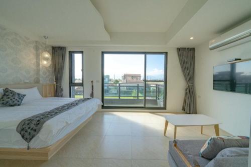宜蘭市的住宿－117渡假館烤肉包棟民宿，一间卧室设有一张大床和一个大窗户