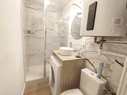 łazienka z toaletą, umywalką i prysznicem w obiekcie Le cerf charmant, T2, Luchon, wifi, balcon, ascenseur, 4 personnes w mieście Luchon