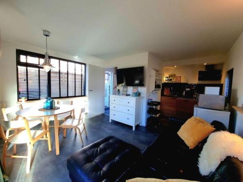 een woonkamer met een bank en een tafel bij Beachhouse ZeeZuid. in Egmond aan Zee