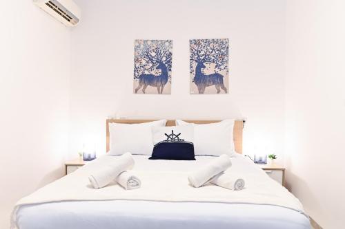 מיטה או מיטות בחדר ב-Atlantis luxury apartment first line to sea of galelli