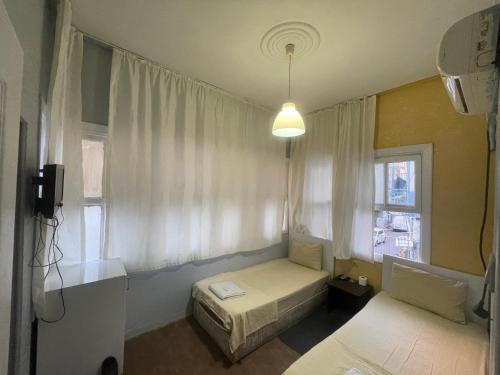 Un pat sau paturi într-o cameră la Ersoy Efe Pansiyon