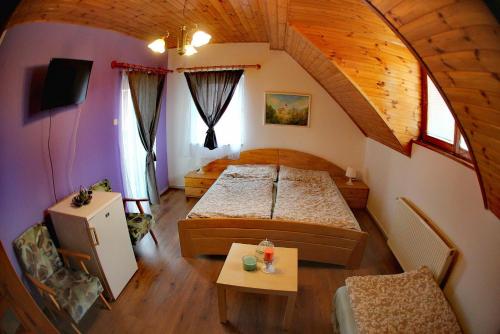 Habitación grande con 2 camas y mesa. en Dolce Villa Balaton, en Vonyarcvashegy