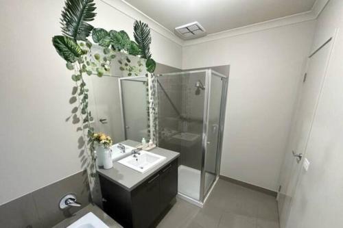Comfort Heaven في كرايغيبورن: حمام مع حوض ودش ومرحاض