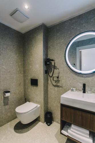 Bilik mandi di Hotel Batuda