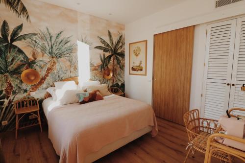 a bedroom with a large white bed in a room at Rose Thé in La Ciotat