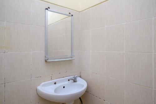 a bathroom with a sink and a mirror on the wall at RedDoorz near Danurejan Malioboro in Yogyakarta