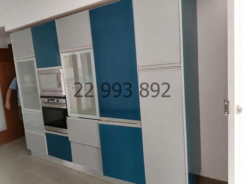 uma cozinha com electrodomésticos azuis e brancos com números na parede em villa s+5 pied dans l'eau Plage Ezzahra 22993892 em Kelibia